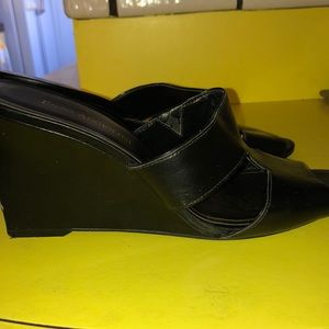 GUC💜💜ENZO ANGIOLINI💜💜Black leather wedges